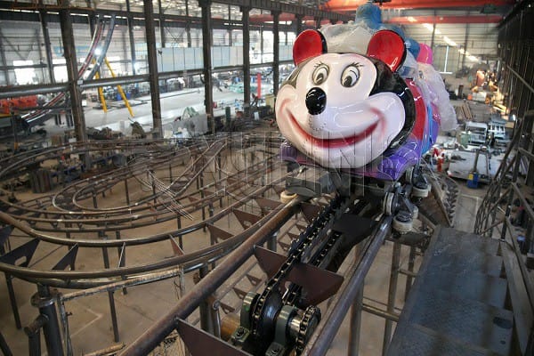 Wild mouse thrill ride for amusement park
